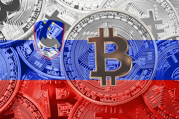 Bitcoin Slovenya bayrağı yığını. Bitcoin cryptocurrencies kavramı. BTC arka plan.