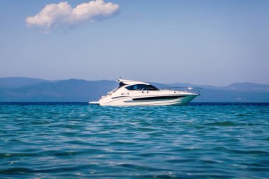 Motorlu tekne temizlemek turkuaz su üzerinde yüzen