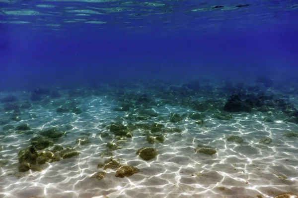 Arena Blanca Piedra Con Rayos Solares Fondo Marino Submarino — Foto de Stock