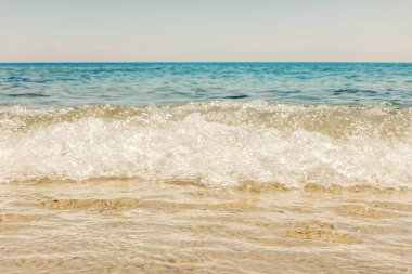 Kumlu sahilde mavi okyanus dalgası Yaz Arkaplanı