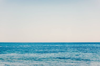 Tropik deniz manzarası. Gökyüzü ve deniz