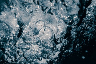 Güneş ışığıyla birlikte su altı kabarcıkları. Sualtı Arkaplanı Baloncukları.