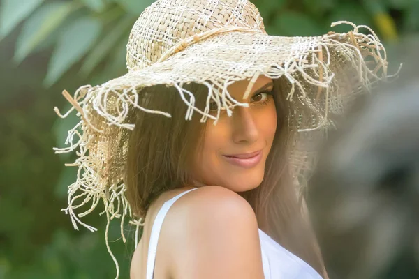 Hermosa Mujer Sombrero Día Verano Aire Libre Concepto Moda Estilo — Foto de Stock