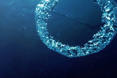 Güneş ışığıyla birlikte su altı kabarcıkları. Sualtı Arkaplanı Baloncukları.