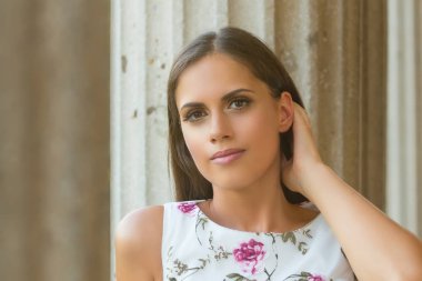 Güzel elbise çiçek deseni giyen güzel esmer genç kadın. Moda fotoğraf.