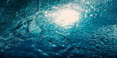 Güneş ışığıyla birlikte su altı kabarcıkları. Sualtı Arkaplanı Baloncukları.