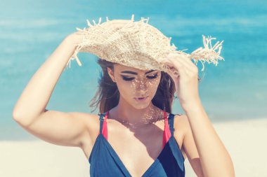 Hasır şapkalı, Gezgin kadın tropik sahilde güzel kız