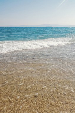 Kumlu sahilde mavi okyanus dalgası Yaz Arkaplanı