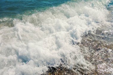 Kumlu sahilde mavi okyanus dalgası Yaz Arkaplanı