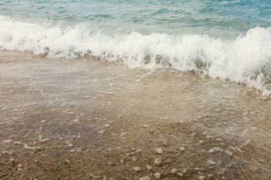 Kumlu sahilde mavi okyanus dalgası Yaz Arkaplanı 'nı kapatır