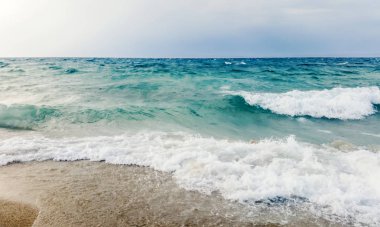 Güçlü dalgalar sahile çarpar Güzel deniz manzarası.