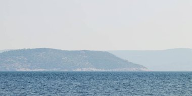 Deniz ve dağ sıraları. Yaz deniz manzarası ufku.