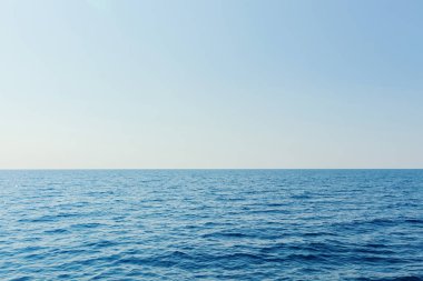 Mavi deniz ve açık gökyüzü. Karayip Denizi.