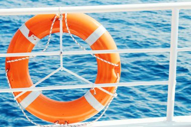 Halka hayat tekne şamandıra. Zorunlu gemi donatım. Bir yolcu gemisi güvertede turuncu cankurtaran.
