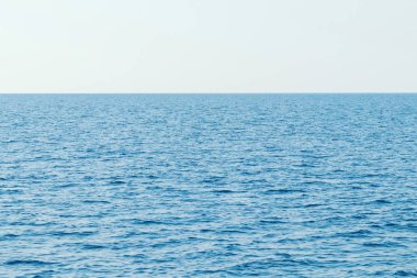 Mavi deniz ve açık gökyüzü. Karayip Denizi.