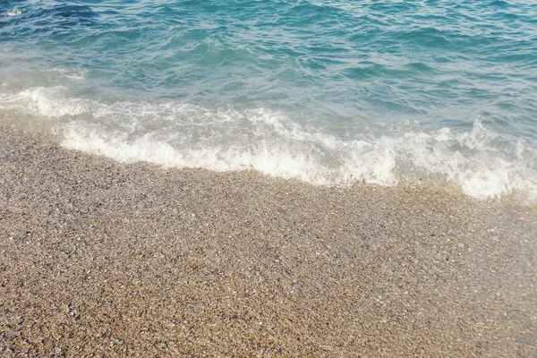 海滩上的蓝色海浪使夏天的背景更加接近 — 图库照片