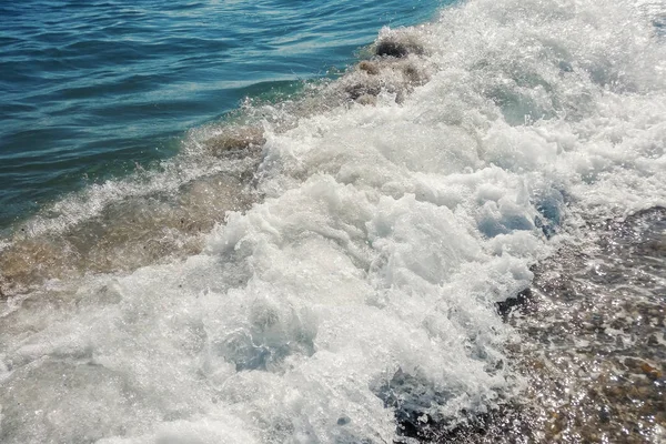 Ondata Oceano Blu Sulla Spiaggia Sabbiosa Vicino Sfondo Estivo — Foto Stock