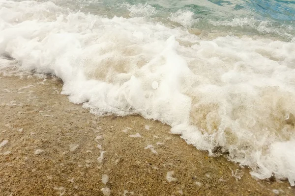 夏天来临 沙滩上的蓝色海浪逼近了背景 — 图库照片
