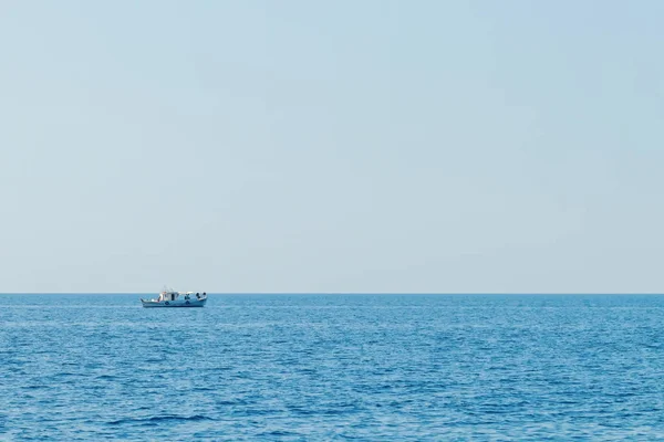 Barco Pesca Flotando Agua Mar Azul Cielo — Foto de Stock