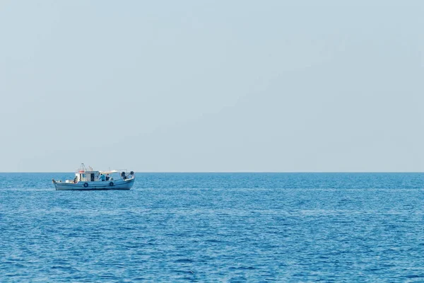 Barco Pesca Flotando Agua Mar Azul Cielo — Foto de Stock