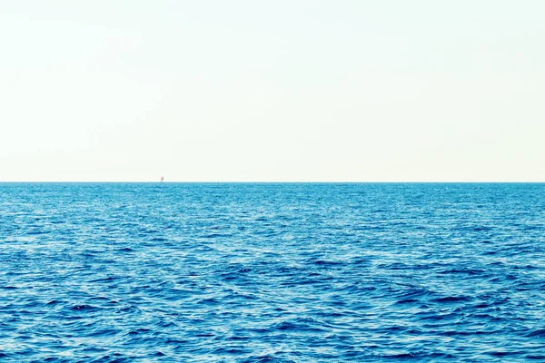 Vzdálená Plachetnice Moři Letní Dovolená — Stock fotografie