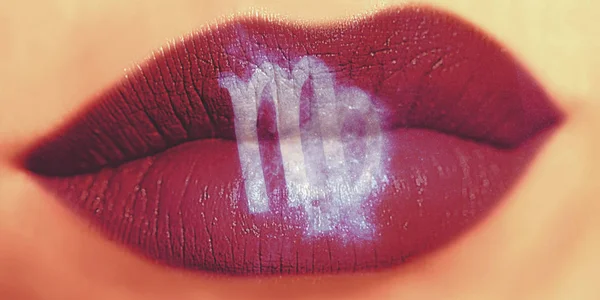 Μοντέρνα Δημιουργική Χείλη Μακιγιάζ Λαμπερά Closeup Γυαλιστερά Χείλη Ζώδιο Παρθένος — Φωτογραφία Αρχείου