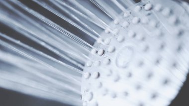 Closeup dökülmesini su akışı ile duş başlığı