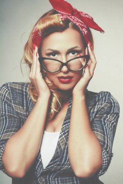 Güzel ve genç birbayan pin-up makyaj ve saç modeli poz