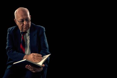 Eski işadamı karanlık baskı. kopya alanı