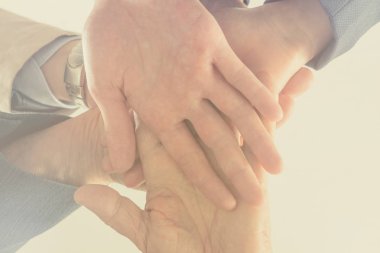 Dipten bakan iş adamları ellerini birleştiriyor. Silah konsolidasyonu, takım çalışması konsepti.