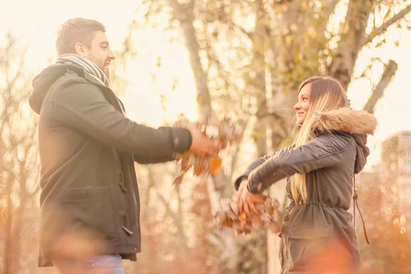 Coppia Innamorata Autunno Foglie Cadute Parco Bella Giornata Autunnale — Foto Stock