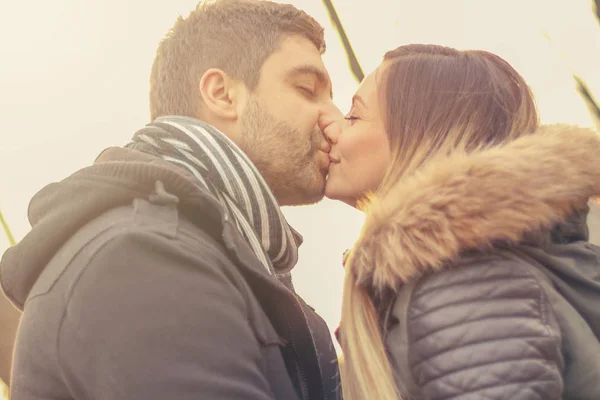 Coppia Innamorata Autunno Uomo Baciare Una Donna Foglie Cadute Parco — Foto Stock