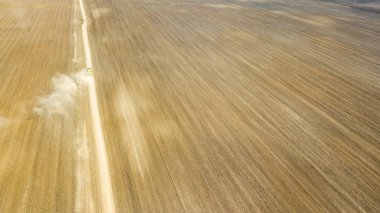 Yalak tarım alanı havadan görünümü gidiş traktör