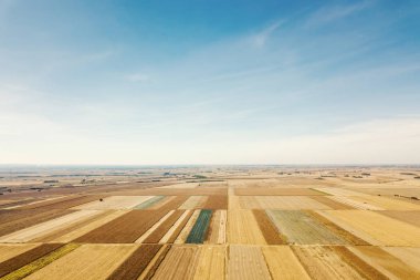 Sonbahar kırsalında tarım alanlarının havadan görünüşü.