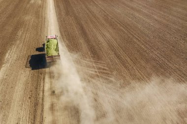 Saha yolunda silajlı traktör, Havadan görünüm