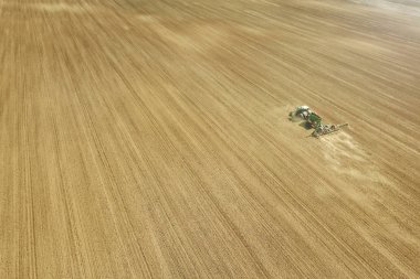 Hava Traktörü tarlaya ekin ekiyor