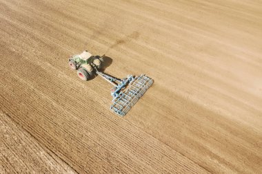 Hava görüntüleme traktörü hazırlık alanı, tarım traktörü manzarası