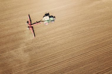 Hava görüntüleme traktörü hazırlık alanı, tarım traktörü manzarası