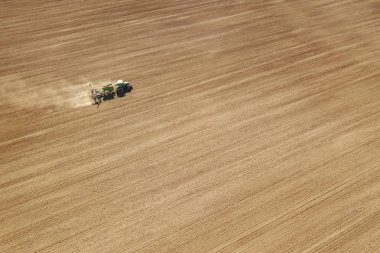 Hava Traktörü tarlaya ekin ekiyor