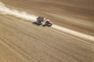 Yalak tarım alanı havadan görünümü gidiş traktör