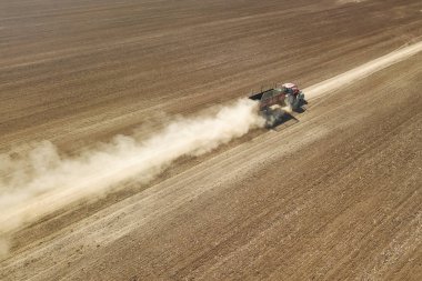 Yalak tarım alanı havadan görünümü gidiş traktör