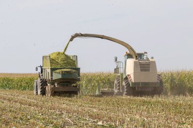 Ekin biçme ve tarımda karavan doldurma hasatçısını birleştirin 