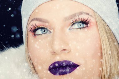 Kış açık Noel arka planda genç kadın portresi