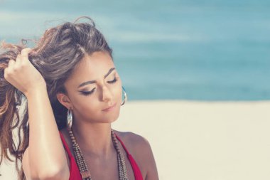 Güzellik portre plaj ile doğal deri kadın yüzü. Yaz saati. Güneşli gün.