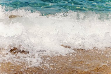 Kumlu sahilde mavi okyanus dalgası Yaz Arkaplanı