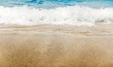 Kumlu sahilde mavi okyanus dalgası Yaz Arkaplanı
