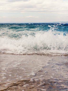 Kumlu sahilde mavi okyanus dalgası Yaz Arkaplanı