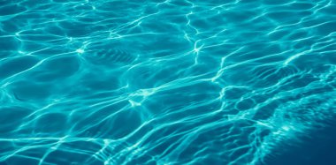 Yüzme havuzu, güneş ışığı yansıması. Dalgalı Su.