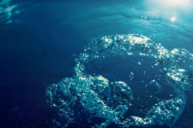 Güneş ışığıyla birlikte su altı kabarcıkları. Sualtı Arkaplanı Baloncukları.