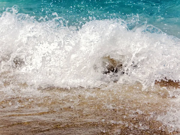 Κύμα Του Γαλάζιου Ωκεανού Στην Αμμώδη Παραλία — Φωτογραφία Αρχείου
